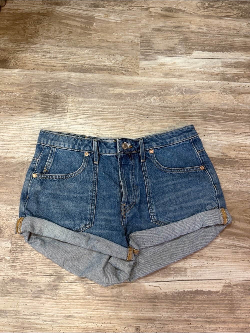 We The Free Rolled Cuff Denim Shorts in Medium Blue size 27